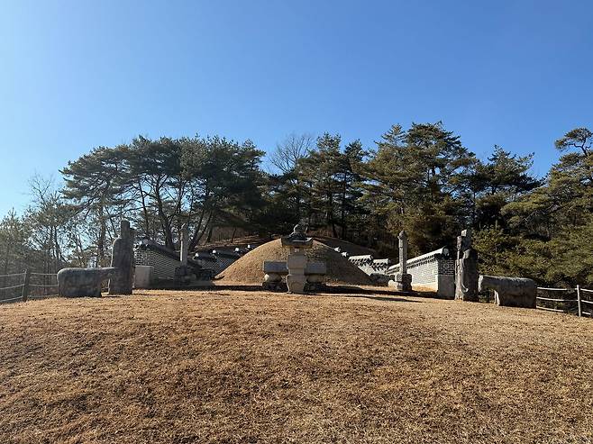 단종이 잠든 장릉. 세조 치세에는 능호조차 얻지 못한 채 방치되다시피 했지만, 숙종 대에 복위되며 비로소 ‘장릉’이라는 이름을 되찾았다. 장릉은 서울에서 가장 멀리 떨어진 조선왕릉으로 알려져 있다. 사진 이지영 기자