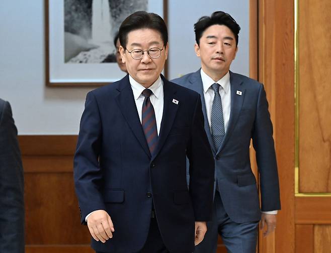 이재명 대통령이 9일 서울 청와대 본관에서 열린 중동 상황 관련 비상경제점검회의에 입장하고 있다. 청와대사진기자단