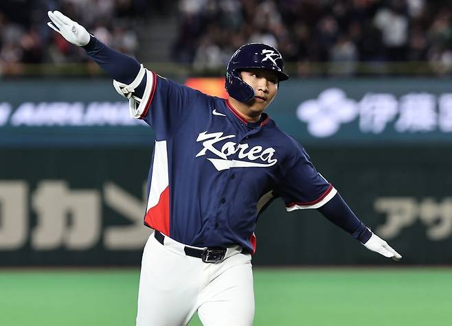 선제 결승 2점 홈런을 친 뒤 비행기 세리머니를 하는 문보경. 뉴스1