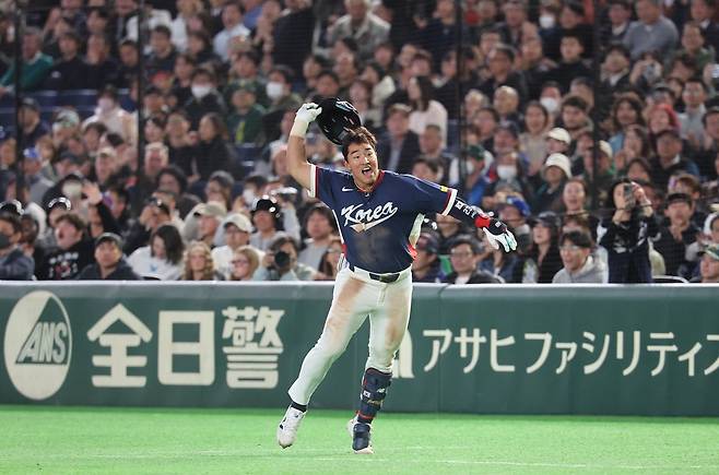 결승 희생플라이를 친 뒤 기뻐하는 안현민. 연합뉴스