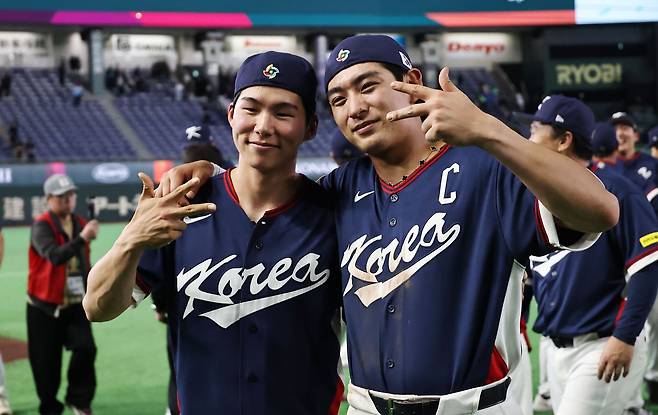 이정후-김혜성, '가자! 마이애미로!' (도쿄=연합뉴스) 김인철 기자 = 9일 일본 도쿄돔에서 열린 2026 월드베이스볼클래식(WBC) C조 조별리그 최종전 대한민국과 호주의 경기. 호주를 꺾고 8강 진출을 확정한 한국 대표팀의 이정후와 김혜성이 기뻐하고 있다. 2026.3.9 yatoya@yna.co.kr (끝) 〈저작권자(c) 연합뉴스, 무단 전재-재배포, AI 학습 및 활용 금지〉