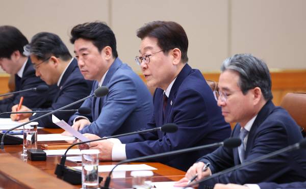 이재명 대통령이 9일 청와대에서 중동상황 관련 비상경제점검회의를 주재하고 있다. 사진은 기사 내용과 직접적인 관련이 없음. 연합뉴스