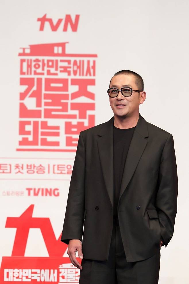 배우 하정우가 9일 서울 구로구 더링크 호텔에서 열린 드라마 '대한민국에서 건물주 되는 법' 제작발표회에서 포즈를 취하고 있다. tvN 제공