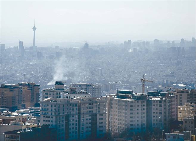 지난 3월 4일 공습을 받은 이란 테헤란에서 연기 기둥이 피어오르고 있다. (UPI=연합뉴스)