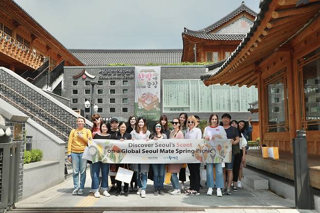 경동시장 옆 한방진흥센터를 찾은 외국인들