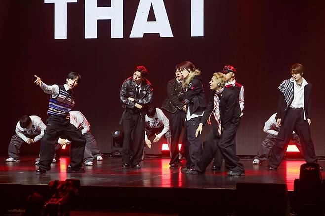 누에라가 타이틀곡 '팝 잇 라이크' 무대를 하는 모습. 누아엔터테인먼트 제공