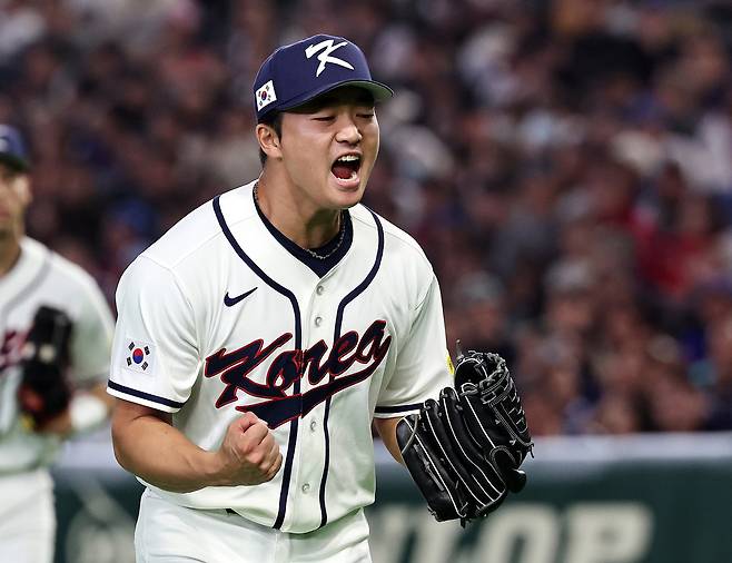 8일 일본 도쿄돔에서 열린 2026 월드베이스볼클래식 조별리그 C조 대한민국과 대만의 경기. 대한민국 투수 고우석이 9회초 무실점으로 이닝을 마친 뒤 포효하고 있다. 뉴스1