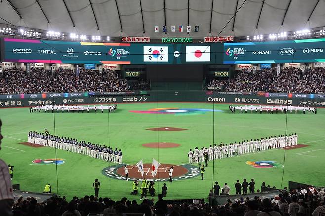 7일 일본 도쿄돔에서 2026 WBC 본선 1라운드 C조 한국 야구 대표팀과 일본 야구 대표팀의 맞대결이 열렸다. 경기 시작 전 양 팀 선수들이 그라운드에 도열한 모습. 도쿄|뉴시스
