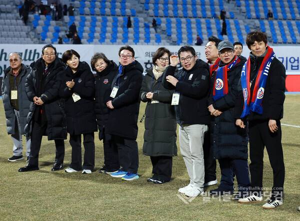 '특례시 대결' 수원FC · 용인FC 만여명의 응원 물결들 어디로 갔나...사진은 수원시 의회 문화체육교육위원회 장미영 위원장, 김동은 의원, 박영태 부위원장, 김미경 의원, 윤명옥 의원, 정종윤 의원 등이 수원FC의 시즌 출발을 응원하는 모습.2026.03.07. (사진=김경수 기자)