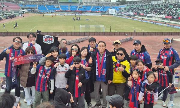 사진은 1일 수원FC 시즌 첫 경기인 충북청주FC와의 경기에 신현삼 재단 이사장이 수원FC 서포터스와 함게 응원한 모습.2026.03.02.(사진출처=수원시 권성환 체육진흥과장 SNS 캡쳐)