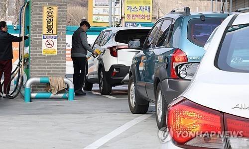 저렴한 주유소로 몰리는 차량 행렬 대전=연합뉴스) 강수환 기자 = 미국과 이스라엘의 이란 공습 여파로 국내 주유소와 휘발유 가격이 급등하자 5일 오후 대전 대덕구 오정동의 한 최저가 주유소에서 주유하려는 차들이 대기하고 있다. 2026.3.5 swan@yna.co.kr