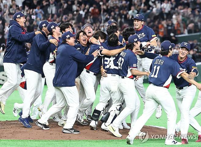 8강 진출 기적 이룬 야구 대표팀 (도쿄=연합뉴스) 김인철 기자 = 9일 일본 도쿄돔에서 열린 2026 월드베이스볼클래식(WBC) C조 조별리그 최종전 대한민국과 호주의 경기.
호주를 꺾고 8강 진출을 확정한 한국 대표팀이 기뻐하고 있다. 2026.3.9 yaotoya@yna.co.kr
