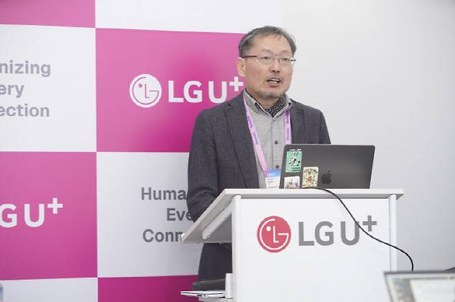 크립토랩 천정희 대표(서울대 수리과학부 교수)가 4일(현지시간) 스페인 바르셀로나에서 열린 MWC26 현장에서 열린 기자간담회에서 발언하고 있다.(사진=LG유플러스)