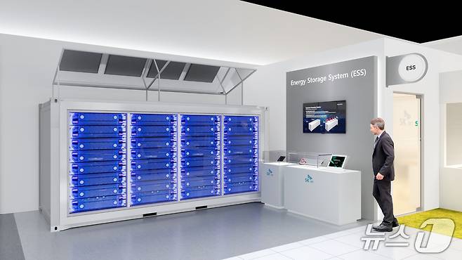 사진 2) SK온 인터배터리 2026 전시관 내 ESS 제품(SK온 제공)