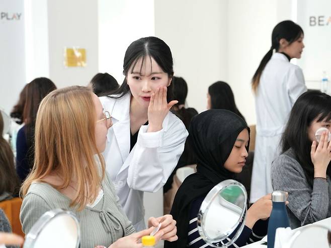 닥터지는 외국인 고객을 대상으로 진행한 '건강한 피부를 위한 스킨케어 클래스'를 성공적으로 마쳤다고 밝혔다.(닥터지 제공)