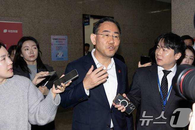 주호영 국민의힘 의원이 26일 서울 여의도 국회 원내수석부대표실에 마련된 대구경북 행정통합 특별법 찬반 투표소를 나서고 있다. 2026.2.26 ⓒ 뉴스1 이승배 기자