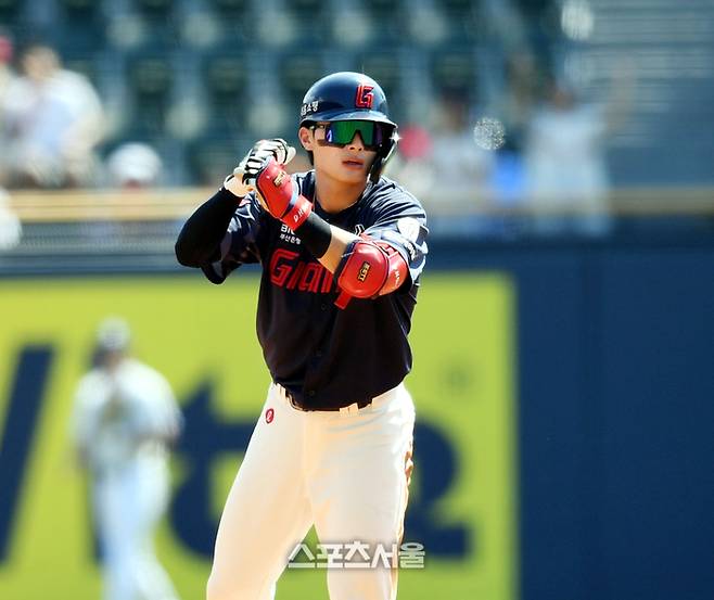 롯데 윤동희가 1일 서울 잠실구장에서 열린 2024 KBO리그 두산과 경기 1회초 좌중간 2루타를 친 후 세리머니를 하고 있다. 잠실 | 최승섭 기자 thunder@sportsseoul.com