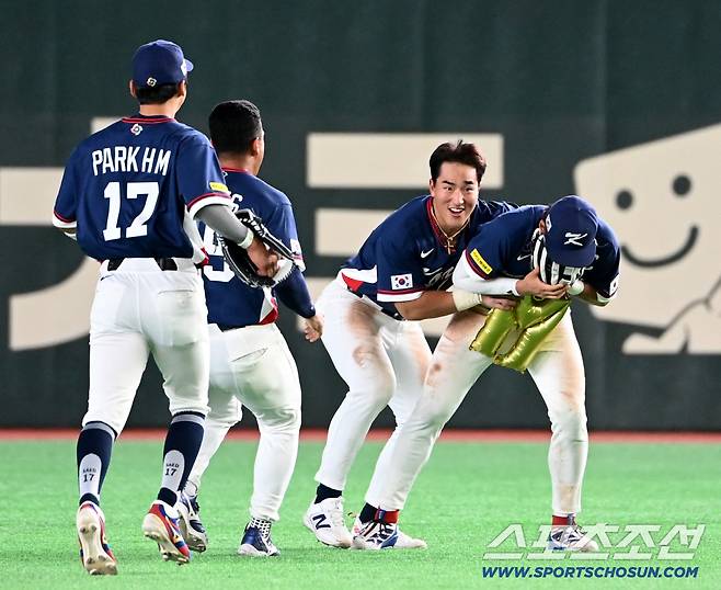 9일 일본 도쿄돔에서 열린 WBC(월드베이스볼클래식) 한국과 호주의 경기, 한국이 승리하며 8강행을 확정했다. 경기가 끝나자 환호하는 한국 선수들. 도쿄(일본)=허상욱 기자wook@sportschosun.com/2026.03.09/
