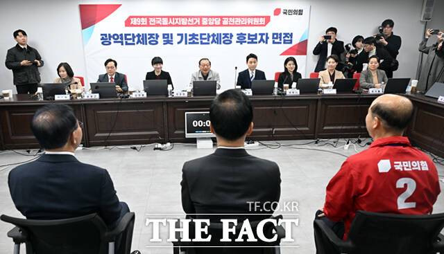 10일 서울 영등포구 여의도 국민의힘 당사에서 6·3 지방선거 광역단체장 및 중앙당 관할 기초단체장 후보자 면접이 열린 가운데, 대구시장 예비 후보자인 윤재옥 의원, 유영하 의원, 김한구 전 현대차 노조 대의원(왼쪽부터)이 면접을 준비하고 있다. /이새롬 기자