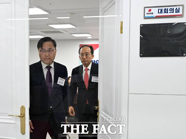 대구시장 예비 후보인 홍석준 전 의원(왼쪽)과 추경호 의원이 면접을 마친 뒤 면접장을 나서고 있다.