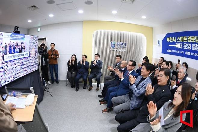 9일 부천시 소사노인복지관 스마트경로당 스튜디오에서 조용익 부천시장을 비롯한 참석자들이 '스마트경로당 150곳 확대 운영 출범식'을 축하하고 있다. 부천시 제공