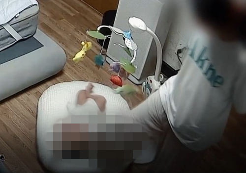 여수에서 생후 4개월 영아를 살해한 친모가 아동학대 신고 의무자인 물리치료사로 드러나 공분이 커지고 있다. 뉴시스