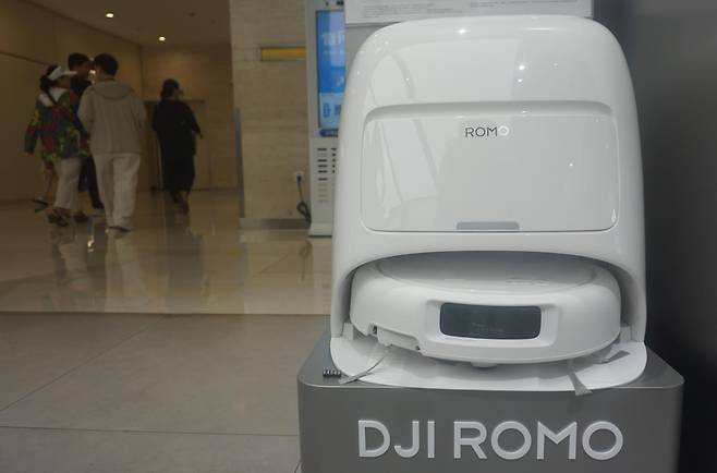 DJI 로봇청소기 ‘ROMO’가 중국 저장성 항저우의 DJI 매장에서 전시돼 있다. DJI는 최근 ROMO 관련 앱 보안 취약점이 확인됐지만 업데이트를 통해 조치를 완료했다고 밝혔다. 게티이미지