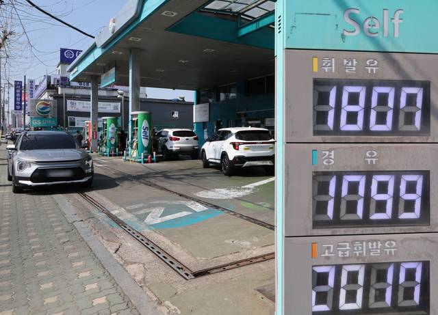 저렴한 주유소를 찾는 차들이 10일 서울 시내 한 주유소에서 주유를 기다리고 있다. 연합뉴스.