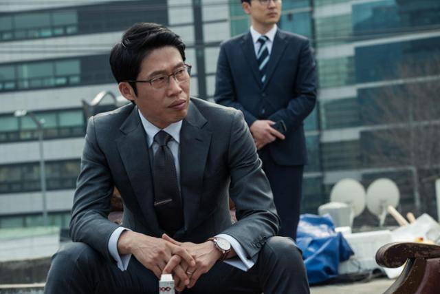 유해진은 영화 베테랑(2015)에서 냉철한 악인 최 상무를 연기했다. CJ엔터테인먼트 제공