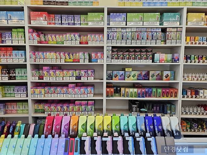 지난 9일 오후 5시 30분경 서울 중구 명동거리에 있는 액상 전자담배 상점에 제품들이 전시되어 있다. /사진=박수빈 기자