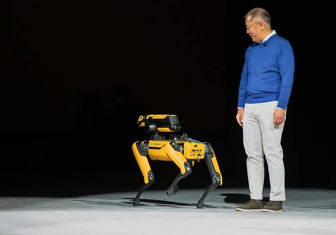 Hyundai Motor Group Executive Chair Chung Euisun shows the robot "Spot" from subsidiary Boston Robotics at the technology trade fair CES in 2022. (Getty Images)