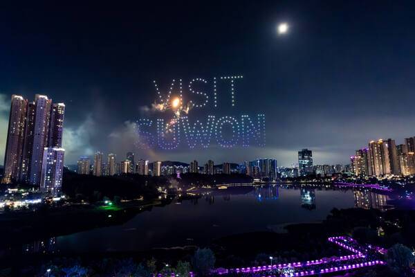 지난해 9월 수원 광교호수공원에서 드론불꽃축제가 열려 드론들이 상공에 글자를 만들고 있다. 수원시 제공