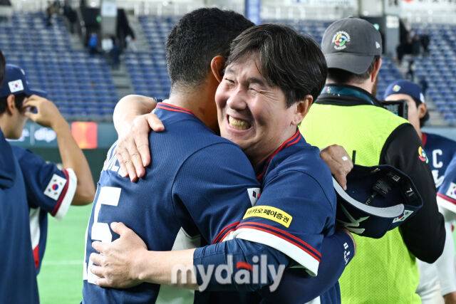 9일 일본 도쿄돔에서 열린 2026 월드 베이스볼 클래식(WBC) 조별리그 한국-호주 경기. 한국이 7-2로 호주에 승리해 8강 진출에 성공했다. 류지현 감독이 기뻐하고 있다./도쿄(일본) = 한혁승 기자