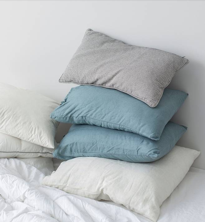 여러 개의 베개가 놓여 있는 모습. 베갯잇은 얼굴과 두피가 직접 닿는 침구로 정기적인 세탁과 관리가 필요하다. 사진=게티이미지뱅크