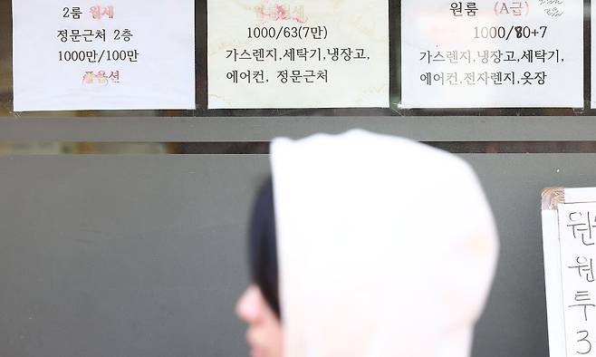10일 서울 종로구 성균관대 주변 부동산 중개업체에 매물 정보가 붙어 있다. 부동산 정보 플랫폼 다방이 집계한 올해 1월 서울 주요 대학가 10곳의 지난달 원룸 평균 월세는 62만2000원(보증금 1000만원·전용면적 33㎡ 이하 기준)이었다. 2019년 통계 집계 시작 이래 가장 높은 수준이다. 뉴시스