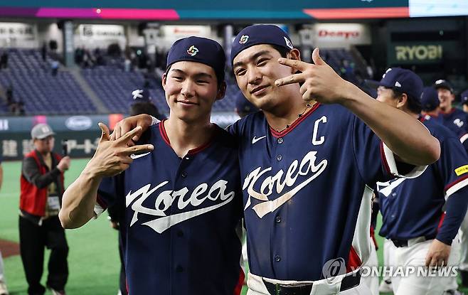 이정후-김혜성, '가자! 마이애미로!' (도쿄=연합뉴스) 김인철 기자 = 9일 일본 도쿄돔에서 열린 2026 월드베이스볼클래식(WBC) C조 조별리그 최종전 대한민국과 호주의 경기.
호주를 꺾고 8강 진출을 확정한 한국 대표팀의 이정후와 김혜성이 기뻐하고 있다. 2026.3.9 yatoya@yna.co.kr