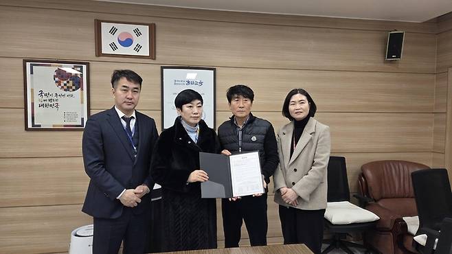 울산체조협회는 지난 10일 남구 선암동에 위치한 개운초등학교 교장실에서 울산교육청, 울산강남교육지원청과 함께 '전문학생스포츠클럽 전환'을 위한 업무협약을 체결했다. 왼쪽부터 류동조 강남지원청 장학사, 이근재 개운초 교장, 박영규 울산체조협회장, 조현숙 울산시교육청 장학관. 울산체조협회 제공