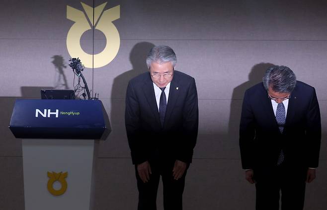 강호동 농협중앙회 회장이 13일 서울 중구 농협중앙회에서 농식품부 특별감사 중간 결과 발표와 관련해 대국민사과를 하고 있다. 강 회장은 사과문에서 "국민과 농업인 여러분의 기대에 부응하지 못하고 심려를 끼쳐드린 점에 대해 책임을 통감하며 진심으로 사과드린다"며 "이번 사안을 단순한 위기 수습이 아닌 농협의 존재 이유와 역할을 바로 세우는 출발점으로 삼겠다"고 밝힌뒤 겸직하던 농민신문사 회장직과 농협재단 이사장직에서 물러날 뜻을 전했다. 신태현 기자 holjjak@