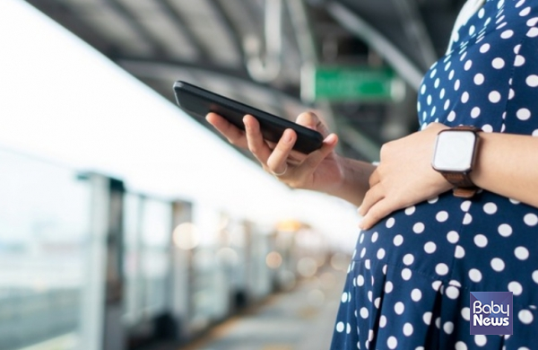 코레일이 임산부와 다자녀 가정을 대상으로 열차 운임 할인, 우선 좌석제 운영 등 지원을 강화하며 저출생 위기 극복에 앞장서고 있다. ⓒ베이비뉴스