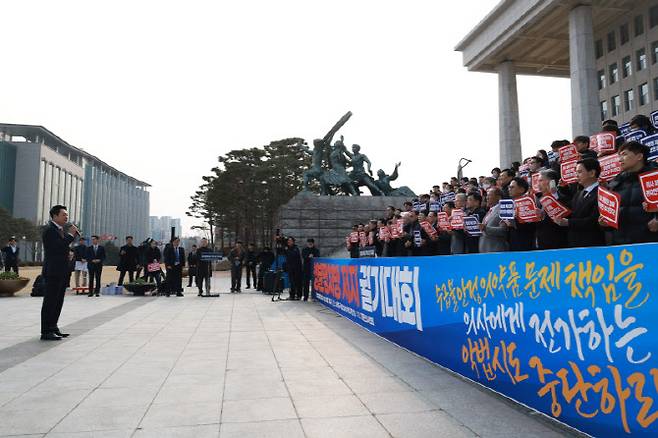 장동혁 국민의힘 대표가 11일 서울 여의도 국회 앞 계단에서 대한의사협회 주최로 열린 성분명처방 저지 궐기대회를 찾아 발언하고 있다. (사진=뉴시스)