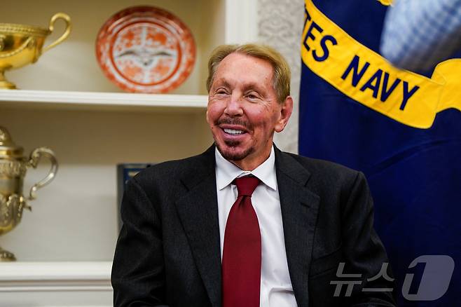 래리 엘리슨 오라클 최고경영자(CEO)가 지난 2월 3일(현지시간) 미국 워싱턴 백악관에서 활짝 웃고 있다. 2025.2.3 ⓒ 로이터=뉴스1