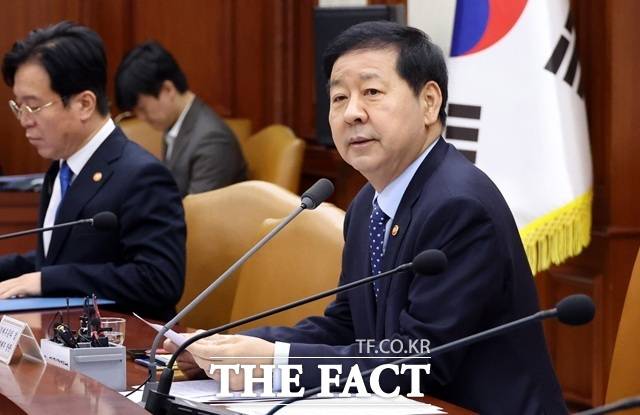 구윤철 부총리 겸 재정경제부 장관(오른쪽)이 11일 오전 서울 종로구 정부서울청사에서 열린 비상경제장관회의에서 발언하고 있다. /뉴시스