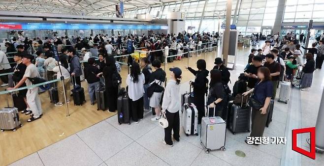 인천국제공항 제1여객터미널을 찾은 여행객들이 발권하기 위해 줄을 서고 있다.