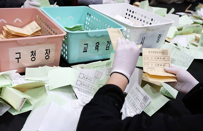 광주시선거관리위원회 관계자들이 25일 광주 서구 김대중컨벤션센터에서 모의 개표를 하고 있다. /연합뉴스