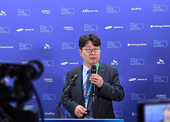엄기천 포스코퓨처엠 대표이사가 11일 서울 강남구 코엑스 열린 인터배터리 2026에서 도어스테핑을 하고있다. ⓒ데일리안 정진주 기자