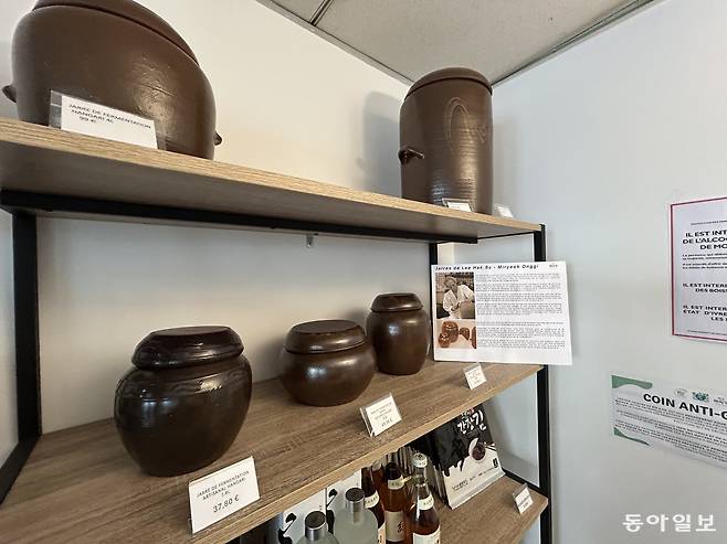 프랑스 파리 13구에 위치한 프리미엄 K식자재점 미식가에서 장인이 만든 항아리가 판매되고 있다. 김치를 직접 만들어 먹는 파리지앵들이 늘면서 항아리도 덩달아 인기를 얻고 있다. 파리=유근형 특파원