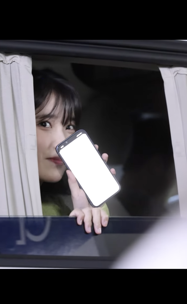 아이유가 지난 2023년 7월 영화 '밀수' 시사회 대기 중 팬들과 인사를 나누며 에어드롭으로 찍은 사진을 공유하는 장면이 영상에 담기며 화제가 되기도 했다. /사진=유튜브 캡처