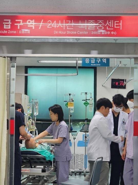 경기 성남시 분당제생병원 응급의료센터에 있는 '24시간 뇌졸중센터'에서 의료진이 환자들을 살피고 있다. 분당제생병원 제공