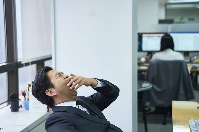 식후 졸림이 지나치게 심하거나 반복된다면 당뇨병을 비롯한 다양한 질병의 전조 증상일 수 있다./사진=게티이미지뱅크