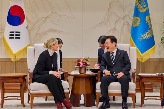 이재명 대통령이 지난해 12월 3일 용산 대통령실에서 커스티 코번트리 IOC 위원장을 접견하고 있다. 이 대통령은 이날 "가능한 시기에 대한민국에서 다시 오륜기를 보게 되면 좋겠다"고 했다. 뉴스1